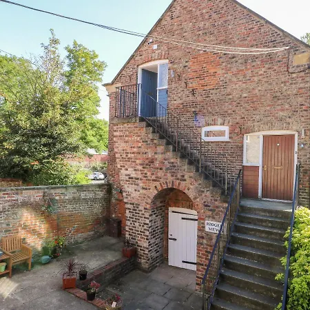 2 Rodgers Mews * Malton